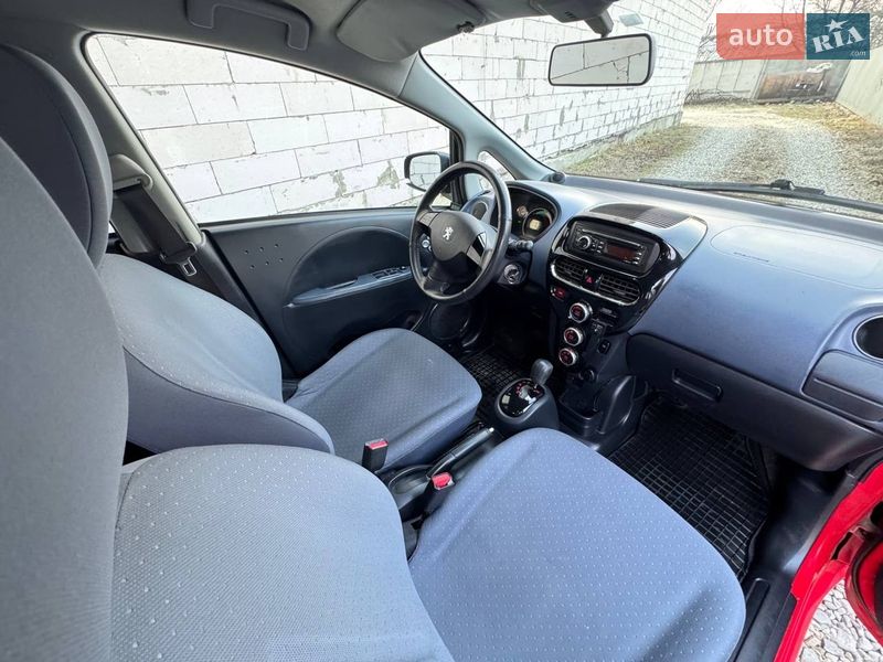 Хэтчбек Peugeot iOn 2011 в Стрые