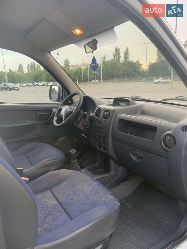 Вантажний фургон Peugeot Partner 2007 в Дніпрі
