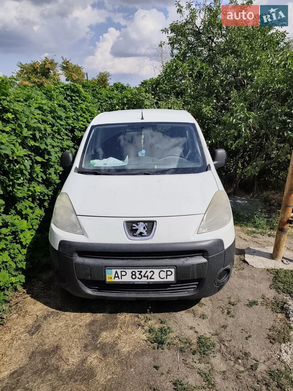 Авто в гарному стані двигун зроблений у2021р.,заміна диска та корзини щеплення у 2024р,масло,фільтра,помпа,роліки,мастило в коробці,проводка,все зроблено та замінено і добре працює,гарне сімейне авто передні сидіння складаються,задні складаються та знімаються(трансформери) вуличні дзеркала регулюються та обігріваються автоматично,задне скло омивається та обігрівається.на авто єсть умятина на порозі,невеликі подряпини та сколи все добре видно на фото,авто пригнане із Європи,резина підношена бажано замінить але ще поїзде.Авто має кондиціонер але потрібно купити компресор та поставити.Всі запитання по авто у приватні повідомлення вайбер,телеграм,авторіо.