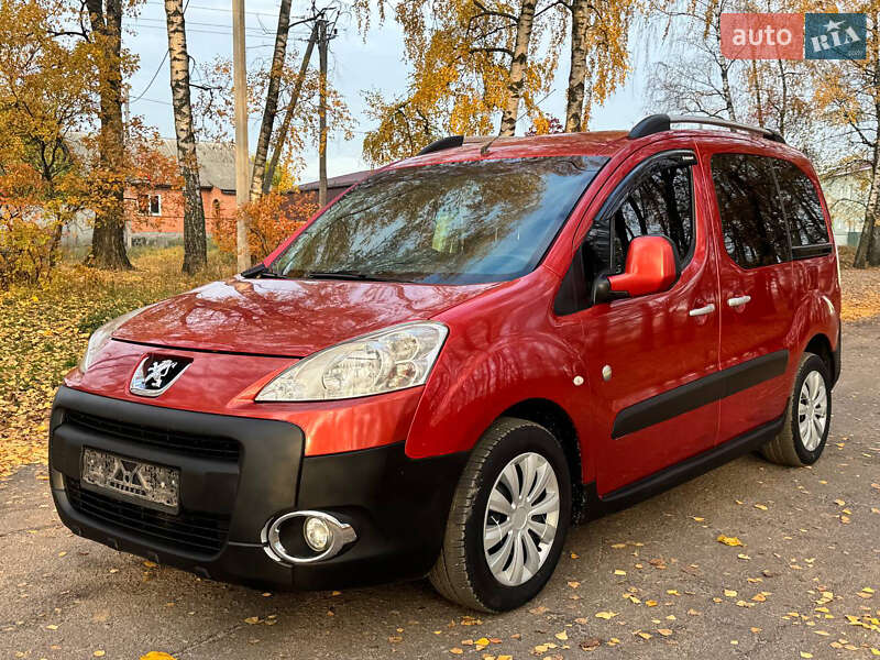 Мінівен Peugeot Partner 2010 в Охтирці