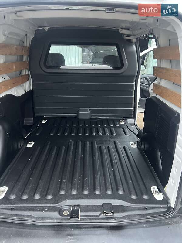 Грузовой фургон Peugeot Partner 2015 в Черновцах