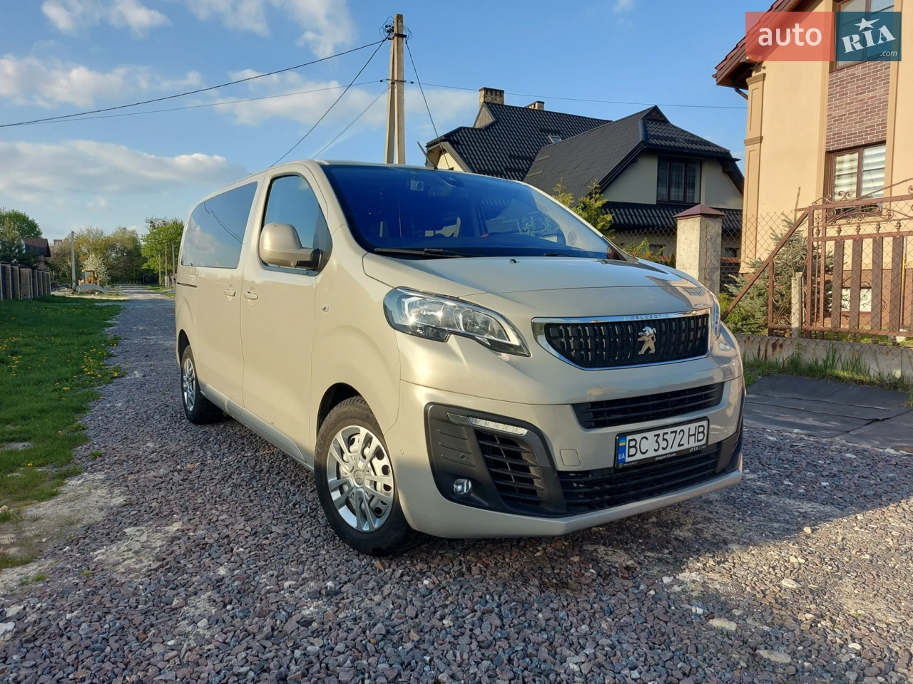 Авто куплено в Україні. Я перший власник. Обслуговування тільки в офіційного дилера. Сервісна книжка з повною історією. Післяпускове Webasto. Додатковий кондиціонер для заднього ряду сидінь.
Третій ряд сидінь.
Технічно автомобіль в ідеальному стані, готове до будь-яких перевірок на СТО.
Додаткова інформація за номером телефону.