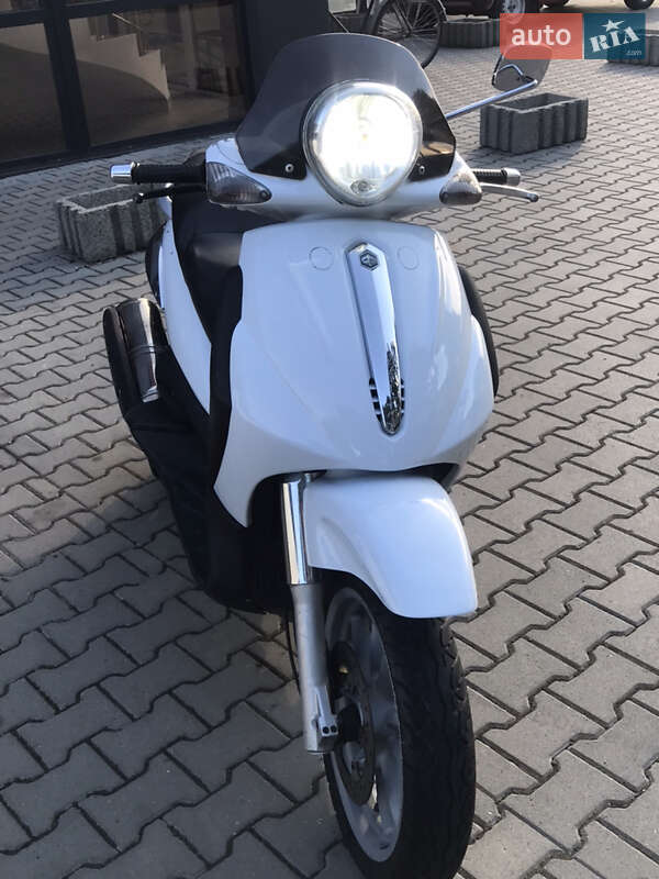 Максі-скутер Piaggio Beverly 500 2006 в Новоселиці