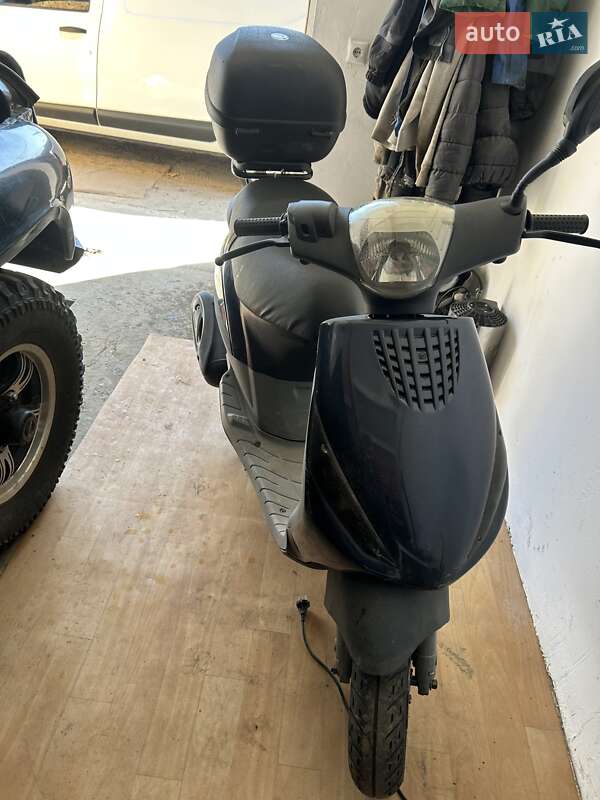 Макси-скутер Piaggio Zip 2000 в Ровно