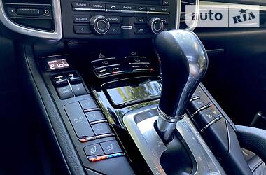Внедорожник / Кроссовер Porsche Cayenne 2015 в 