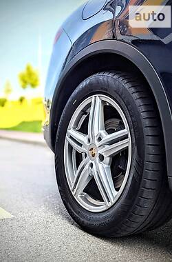Внедорожник / Кроссовер Porsche Cayenne 2012 в 