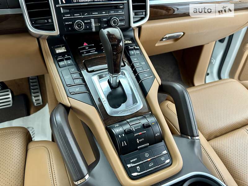 Внедорожник / Кроссовер Porsche Cayenne 2012 в Киеве