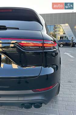 Внедорожник / Кроссовер Porsche Cayenne 2017 в 