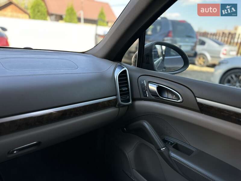 Внедорожник / Кроссовер Porsche Cayenne 2012 в Калуше