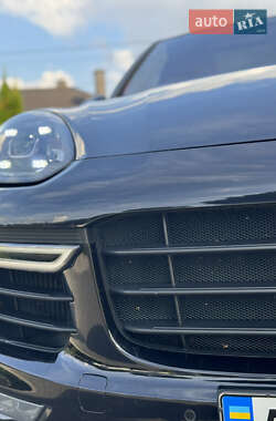 Внедорожник / Кроссовер Porsche Cayenne 2015 в 