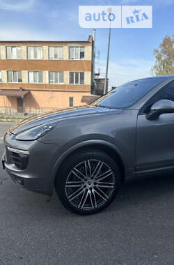 Внедорожник / Кроссовер Porsche Cayenne 2015 в Киеве