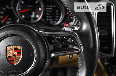 Позашляховик / Кросовер Porsche Cayenne 2016 в 