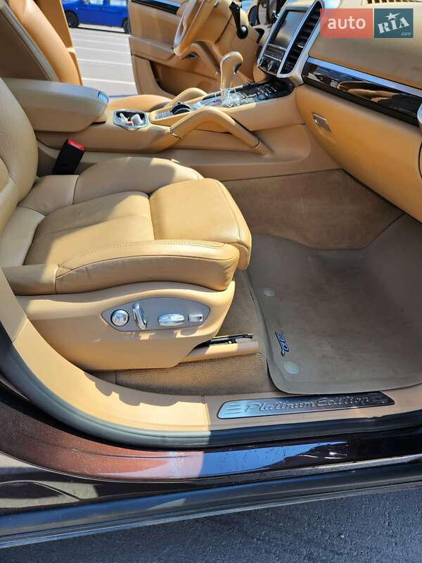 Внедорожник / Кроссовер Porsche Cayenne 2014 в Киеве