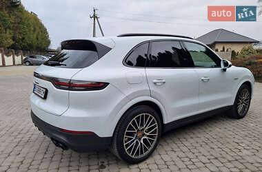 Внедорожник / Кроссовер Porsche Cayenne 2022 в 