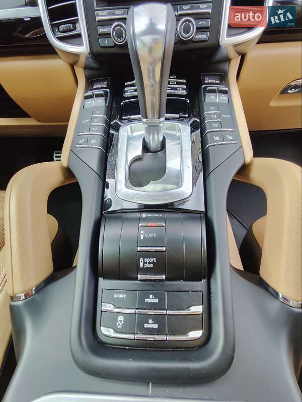 Внедорожник / Кроссовер Porsche Cayenne 2016 в Киеве