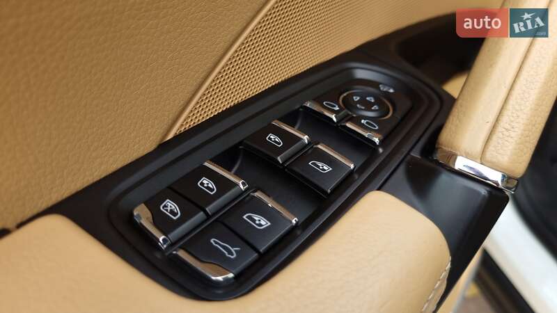 Внедорожник / Кроссовер Porsche Cayenne 2015 в Николаеве