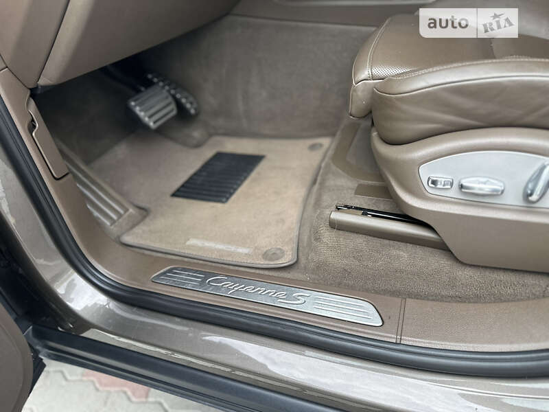 Внедорожник / Кроссовер Porsche Cayenne 2012 в Луцке