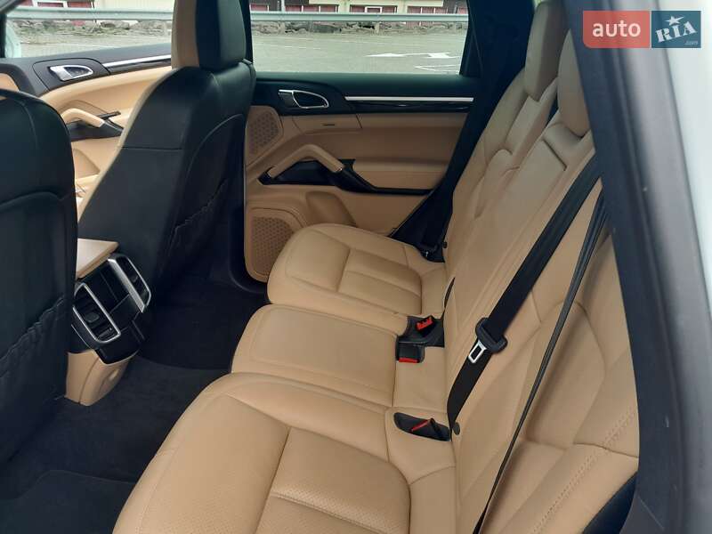 Внедорожник / Кроссовер Porsche Cayenne 2016 в Ужгороде