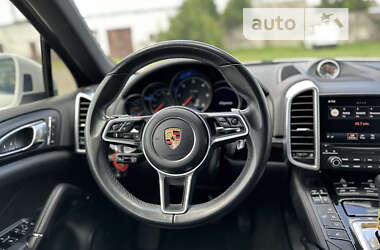 Внедорожник / Кроссовер Porsche Cayenne 2016 в 