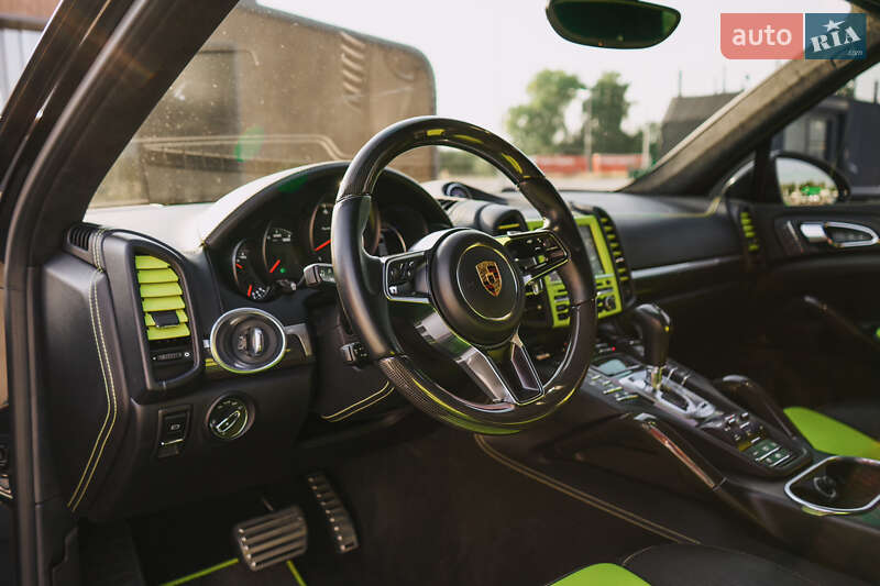 Внедорожник / Кроссовер Porsche Cayenne 2015 в Киеве