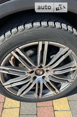 Внедорожник / Кроссовер Porsche Cayenne 2011 в 