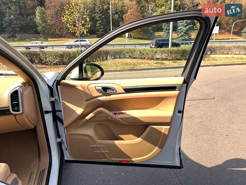 Внедорожник / Кроссовер Porsche Cayenne 2014 в Киеве