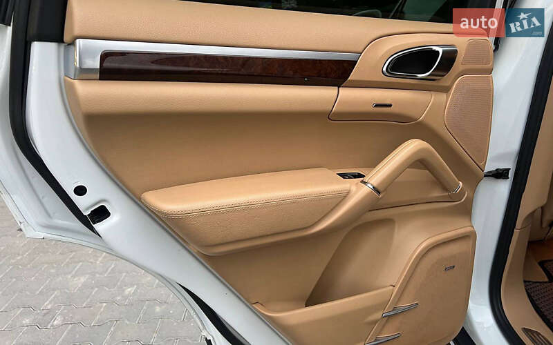 Позашляховик / Кросовер Porsche Cayenne 2012 в Чернівцях