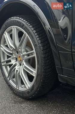 Внедорожник / Кроссовер Porsche Cayenne 2015 в 