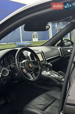 Внедорожник / Кроссовер Porsche Cayenne 2015 в 
