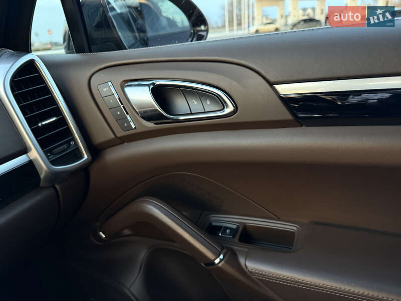 Внедорожник / Кроссовер Porsche Cayenne 2015 в Ровно