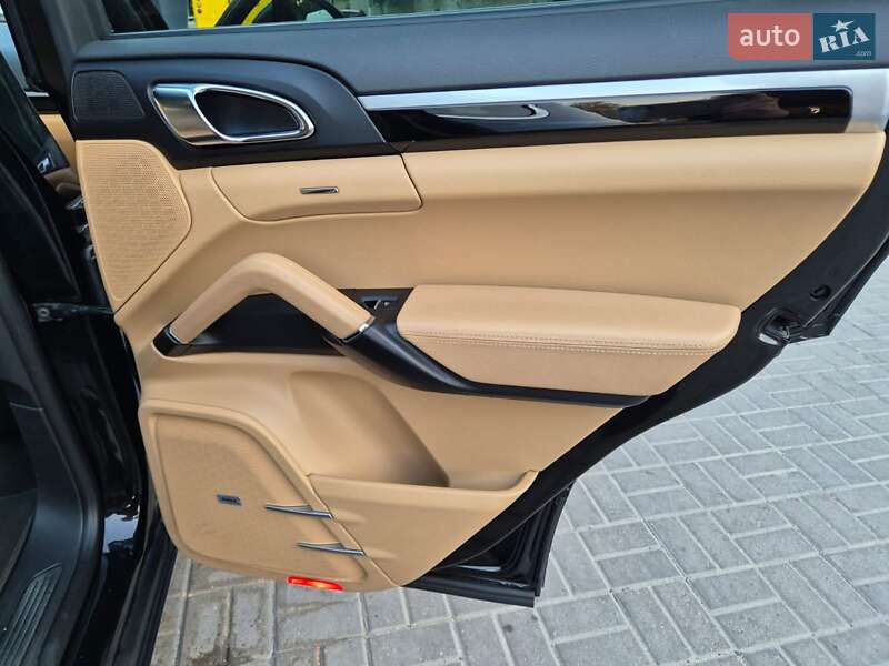 Внедорожник / Кроссовер Porsche Cayenne 2015 в Тернополе