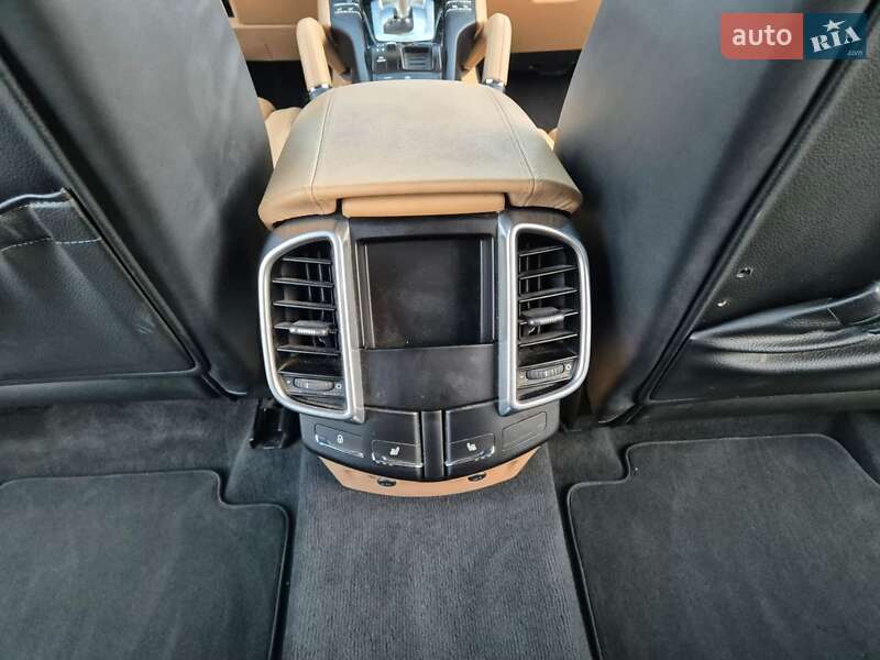 Внедорожник / Кроссовер Porsche Cayenne 2015 в Тернополе