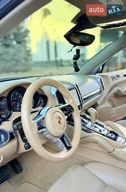 Внедорожник / Кроссовер Porsche Cayenne 2015 в 