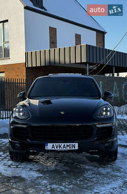 Внедорожник / Кроссовер Porsche Cayenne 2017 в 