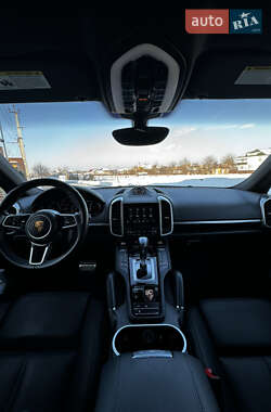 Внедорожник / Кроссовер Porsche Cayenne 2017 в 