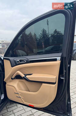 Внедорожник / Кроссовер Porsche Cayenne 2015 в 