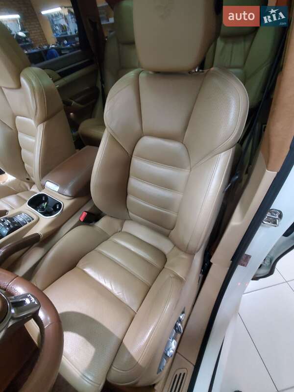 Позашляховик / Кросовер Porsche Cayenne 2011 в Запоріжжі