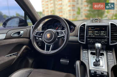 Внедорожник / Кроссовер Porsche Cayenne 2016 в 