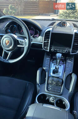 Внедорожник / Кроссовер Porsche Cayenne 2016 в 