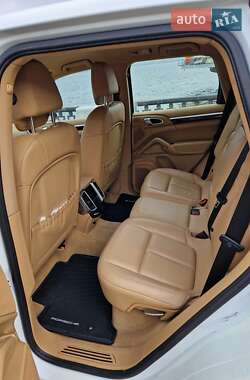Позашляховик / Кросовер Porsche Cayenne 2012 в 