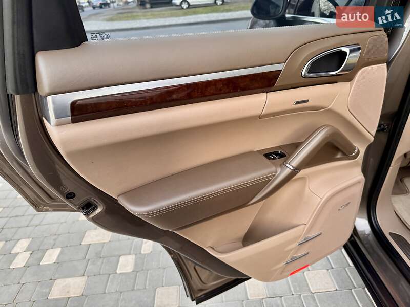 Позашляховик / Кросовер Porsche Cayenne 2011 в Одесі