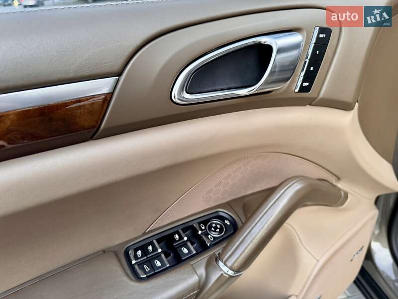 Позашляховик / Кросовер Porsche Cayenne 2011 в Одесі