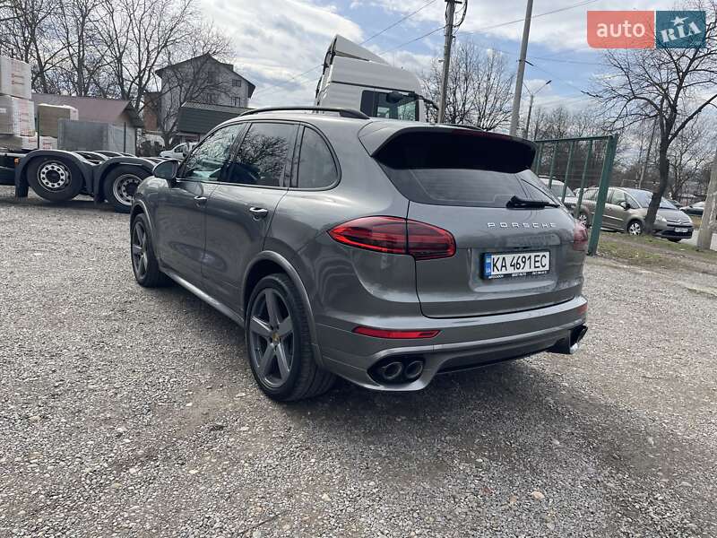 Позашляховик / Кросовер Porsche Cayenne 2016 в Чернівцях