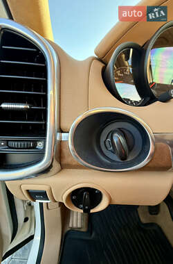 Внедорожник / Кроссовер Porsche Cayenne 2010 в 