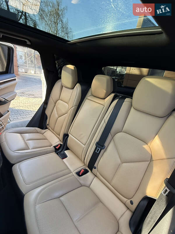 Внедорожник / Кроссовер Porsche Cayenne 2016 в Сумах