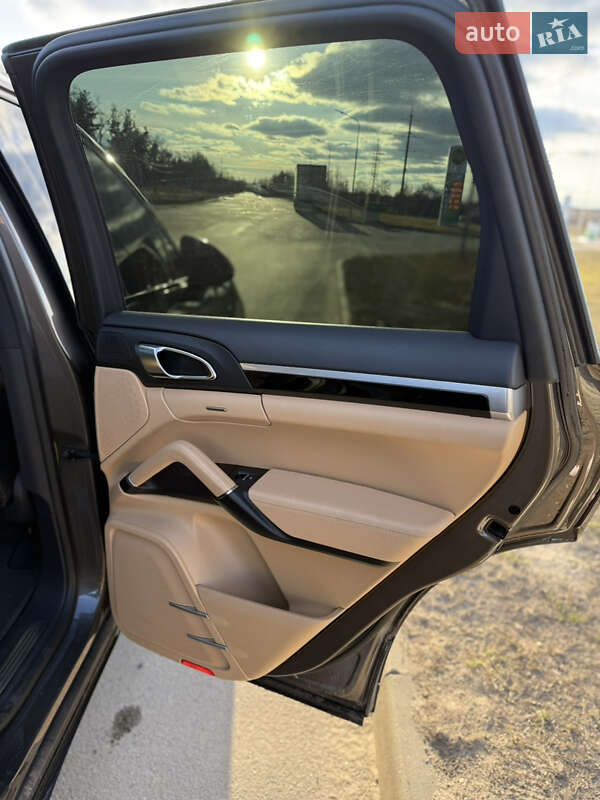 Внедорожник / Кроссовер Porsche Cayenne 2016 в Сумах