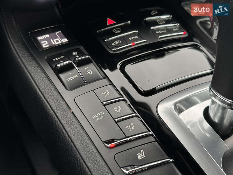 Внедорожник / Кроссовер Porsche Cayenne 2016 в Киеве