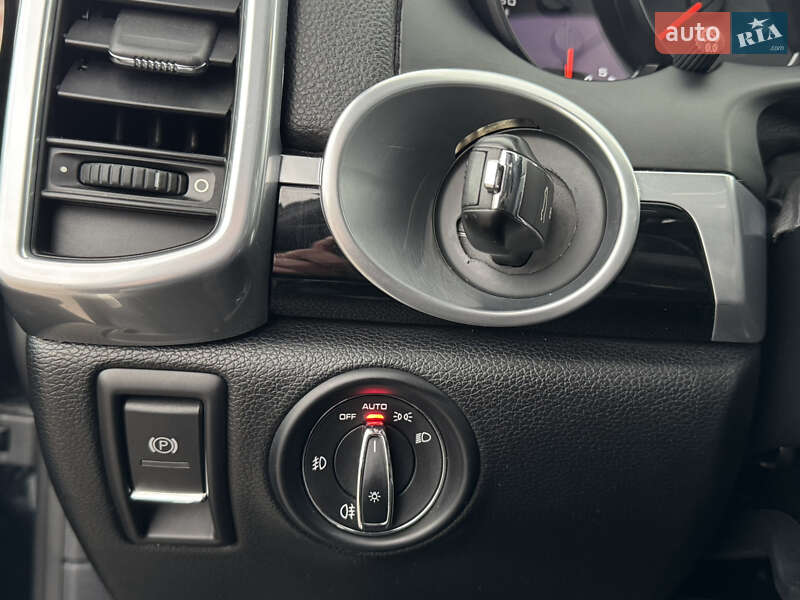 Внедорожник / Кроссовер Porsche Cayenne 2016 в Киеве