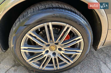 Внедорожник / Кроссовер Porsche Cayenne 2013 в 