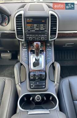 Внедорожник / Кроссовер Porsche Cayenne 2015 в 